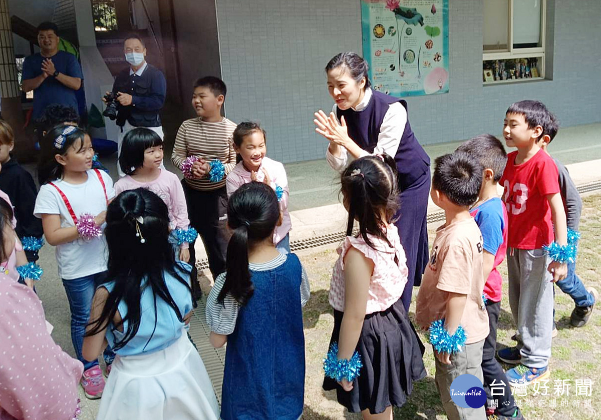 靜思書軒蔡青兒營運長與小朋友熱情互動