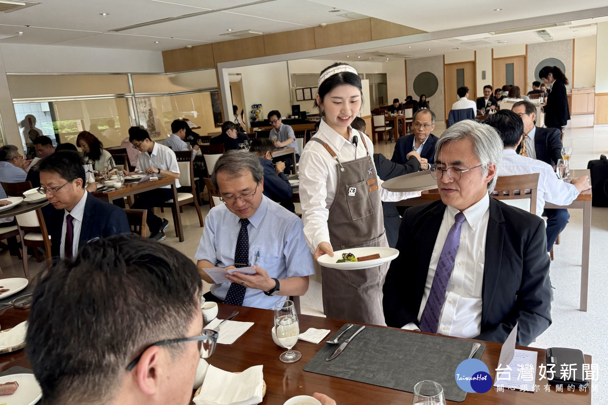 餐旅系學生為賓客上菜。
