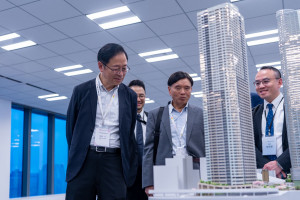 張市長一行考察麻布台之丘及日本第一高樓「森JP塔」，了解如何透過都市再生，打造串連周邊住宅、辦公、商業及文化的多功能場域。