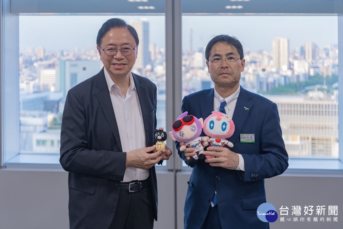 桃園市長張善政與JR東日本集團執行董事竹島博行交換吉祥物紀念<br />
<br />
品。<br />
