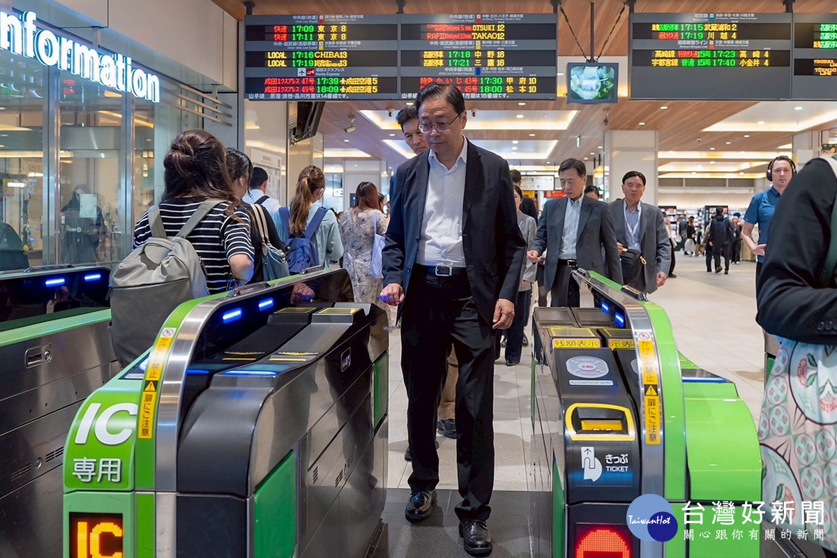 桃園市長張善政實際搭乘JR中央線列車，考察月台管理及相關設施服務。
