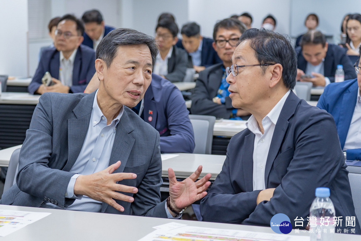 桃園市長張善政與台灣軌道經濟發展協會理事長張政源交流。