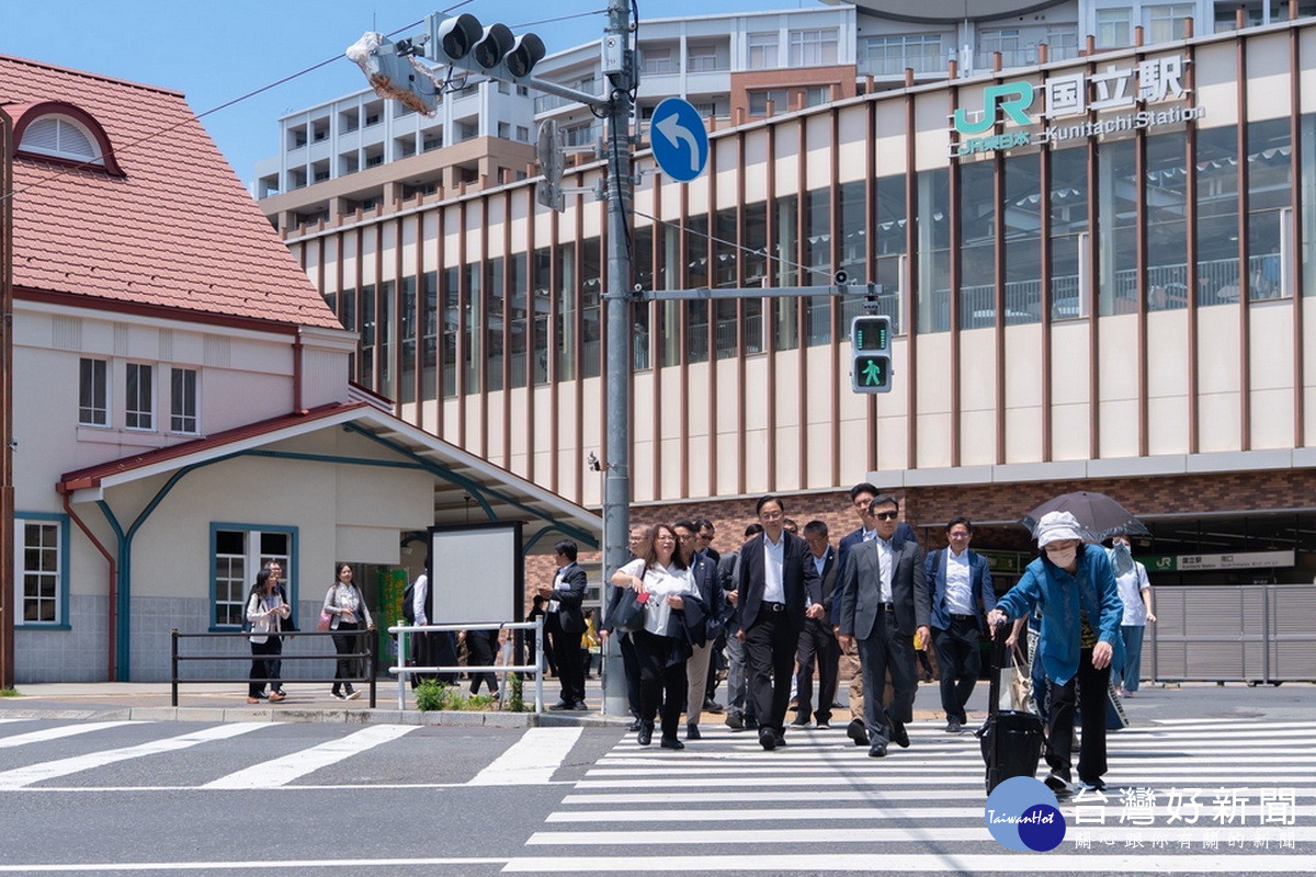 JR中央線國立站站體透過公私協力，保留舊木造車站三角屋頂及站前打造人本友善空間。<br />
