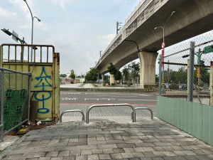 綠廊部分路段會遇到橫亙的車阻