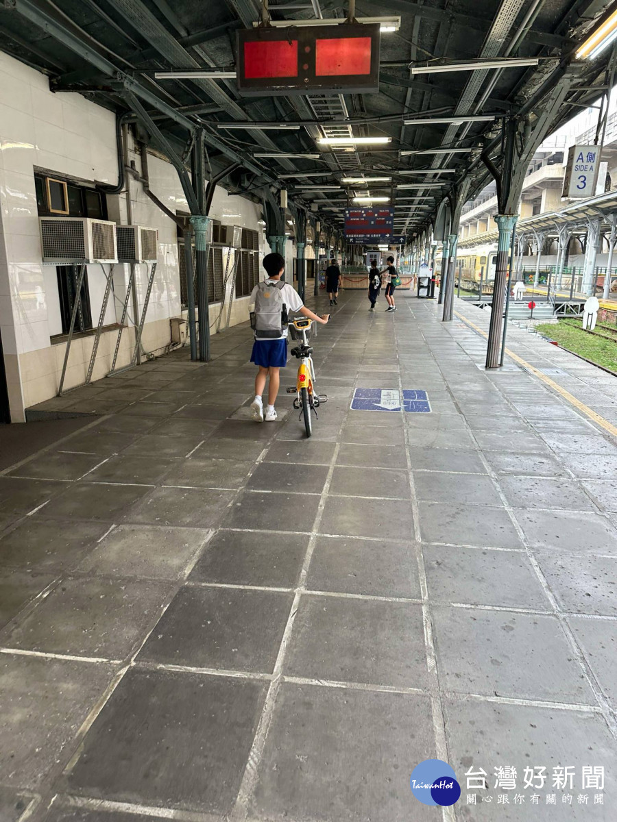 民眾騎乘進入台中火車站體，按照鐵道文化園區規範也須牽引不能騎乘，不符民眾對全線通車的期待。