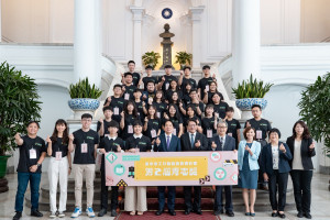 總統賴清德接見「第2屆青志獎獲獎志工團隊代表」，中原大學緊急醫療救護社社長吳濬晏(第三排左2)代表社團接受表揚。(照片來源：總統府)