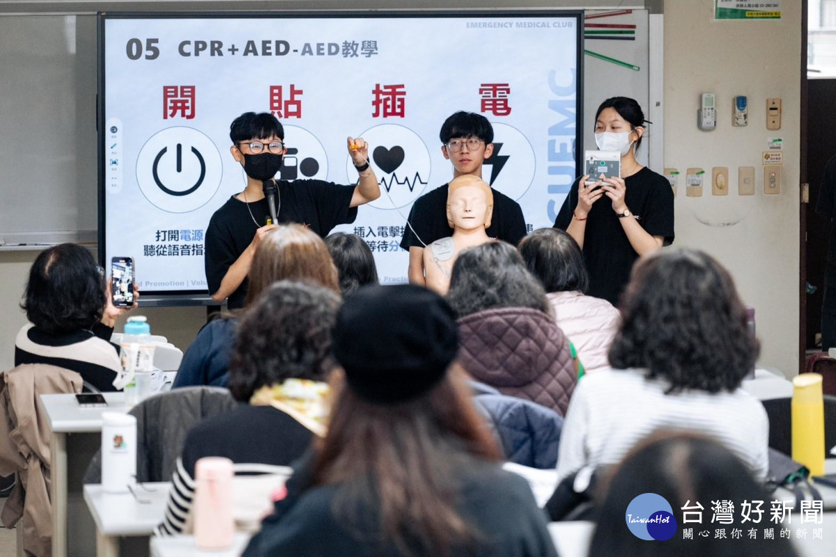 中原大學鼓勵青年志工在服務中累積專業與自我成長。圖為緊急醫療救護社舉辦急救教育宣導活動。