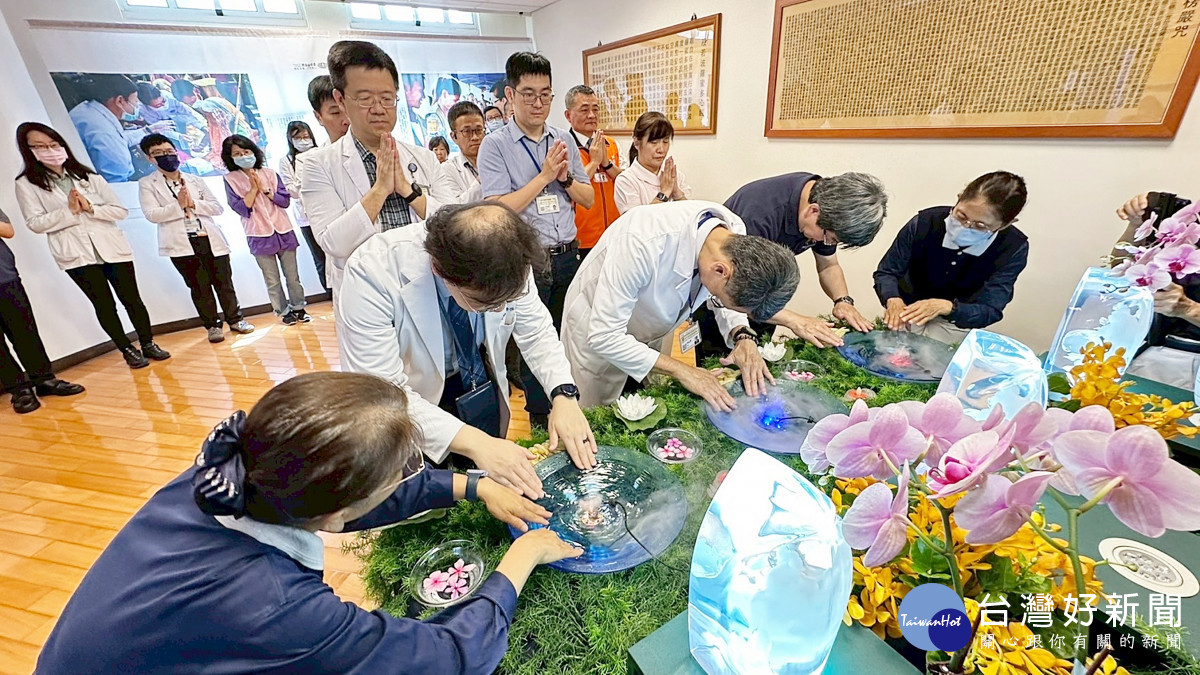 桃療院長邱献章帶領一級主管及同仁禮敬諸佛/獻共/浴佛。(桃療提供)
