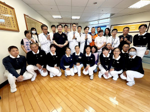桃療院長邱献章與慈濟桃園區師兄姊大合照。(桃療提供)
