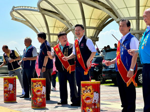 蘇副市長與貴賓進行啟動儀式。