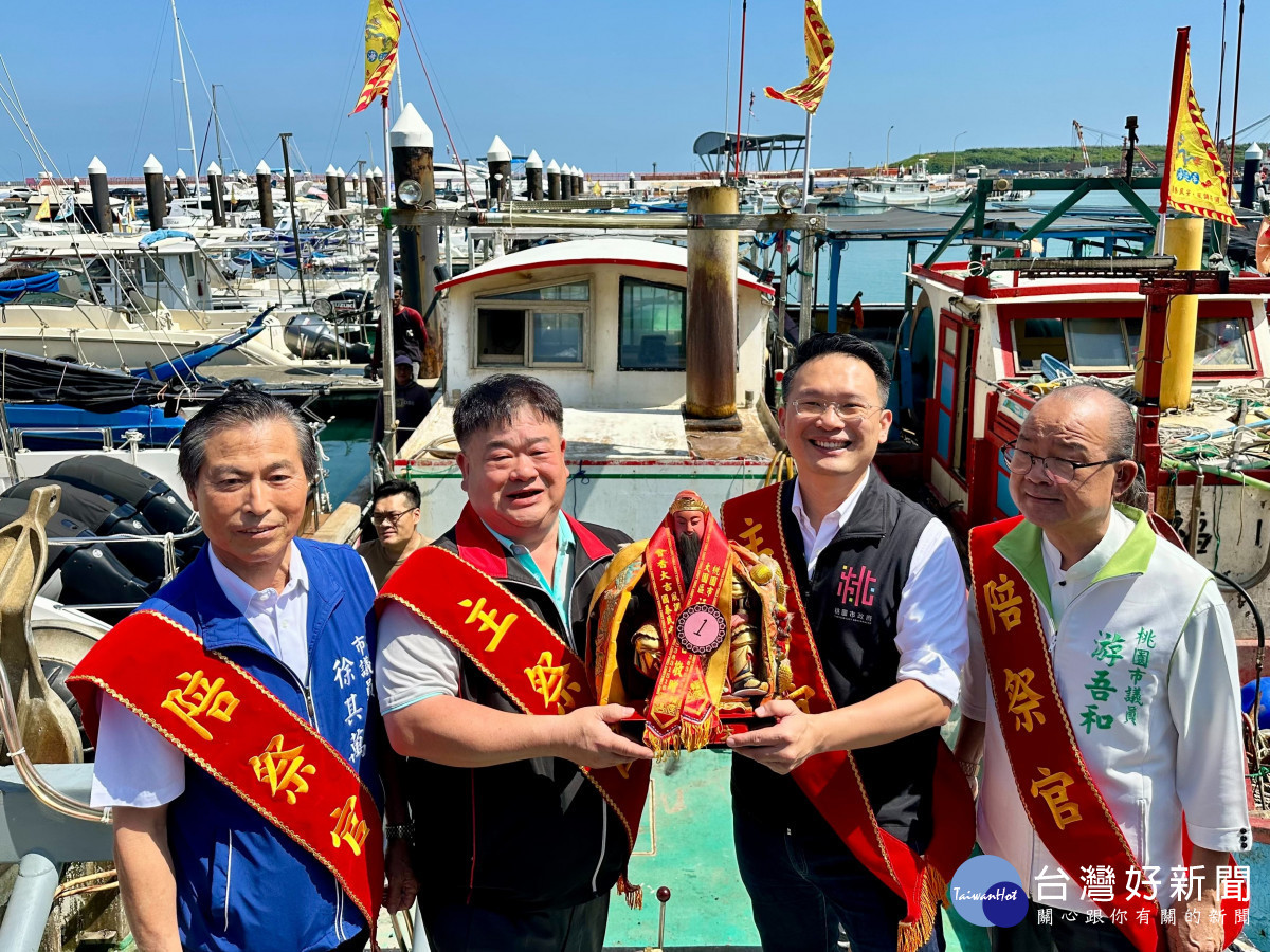 蘇副市長與駱主委一同恭迎神尊。