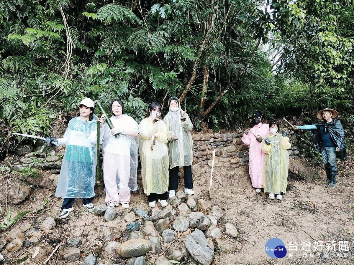 同學們進行步道竹枝修砍
