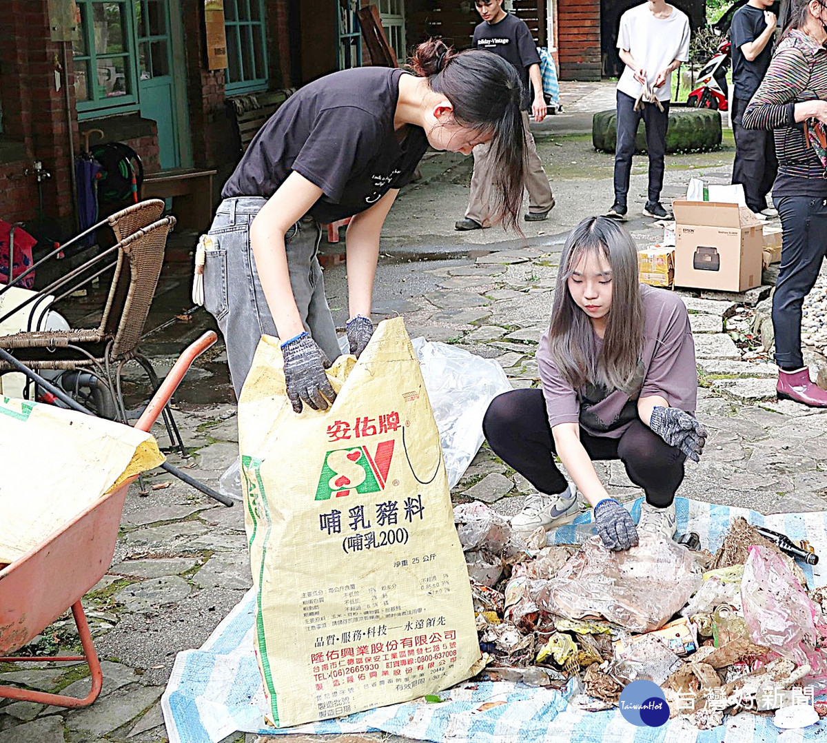 同學進行碎石鋪路、堆砌石塊