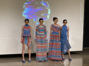 輔大織品服裝學系參與人員，由左至右依序為李紀鞍研究生助理、劉昱伶、葉蕙嫺、林怡慈老師、林憶貞、王芯怡、官麟萱、何湘尹、凃倩紜。