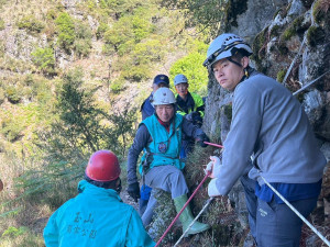 登山客失足墜落邊坡下約五十公尺，同行友人撥打119請求協助／嘉義縣警察局提供