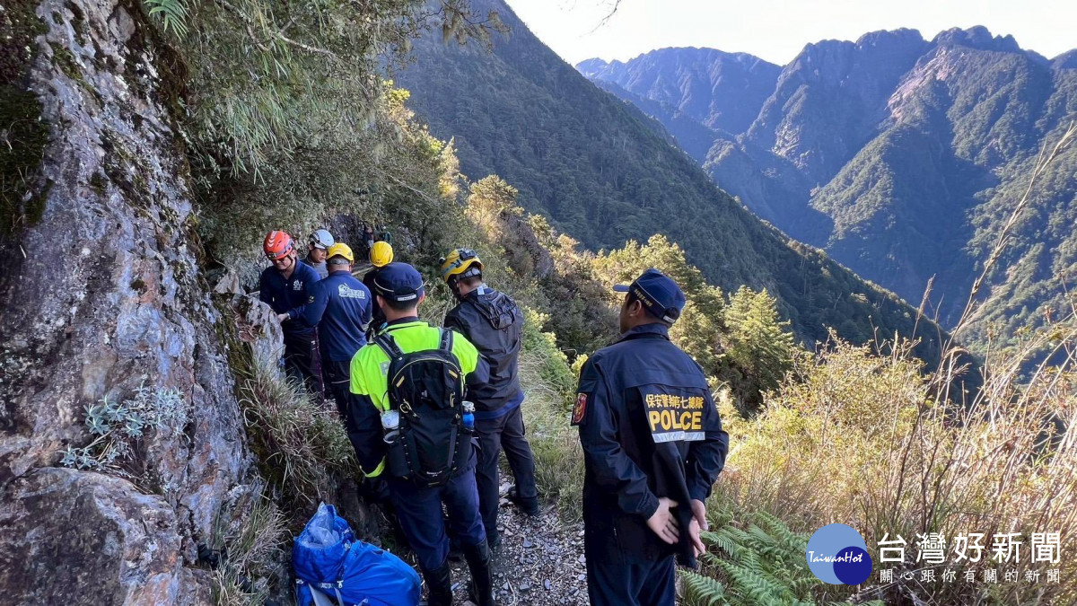登山客失足墜落邊坡下約五十公尺，同行友人撥打119請求協助／嘉義縣警察局提供