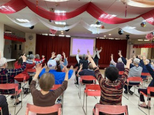 新竹榮家住民們跟著胡德綸心理師，做認知運動「雙手指操」。