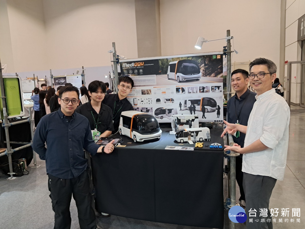 施昌甫老師與中華汽車產學合作，指導產品設計組孫康軒、吳若豪、黃立安同學，以作品《MediARK 行動醫療車》解決偏鄉醫療問題。