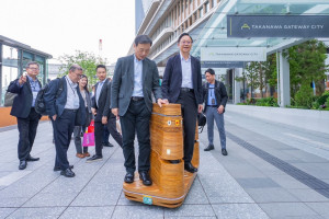張市長與台灣軌道經濟發展協會理事長張政源體驗自動行駛載具。