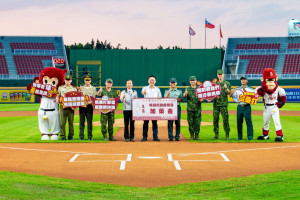 桃園市副市長張蘇俊賓前往樂天桃園棒球場，出席「114年端午節勞軍活動」。