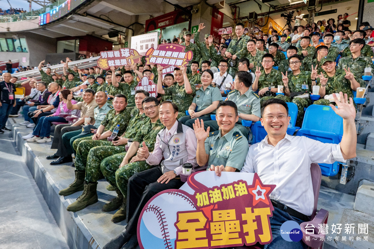 蘇副市長與國軍官兵一同欣賞球賽。