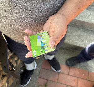 中壢警方查獲一名馬來西亞籍詐欺車手，起獲犯罪所得、金融卡、工作機與讀卡機等證物，成功斬斷詐團運作鏈條。