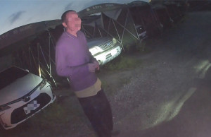 老翁巷弄內獨行迷途，警方積極協助平安返家。