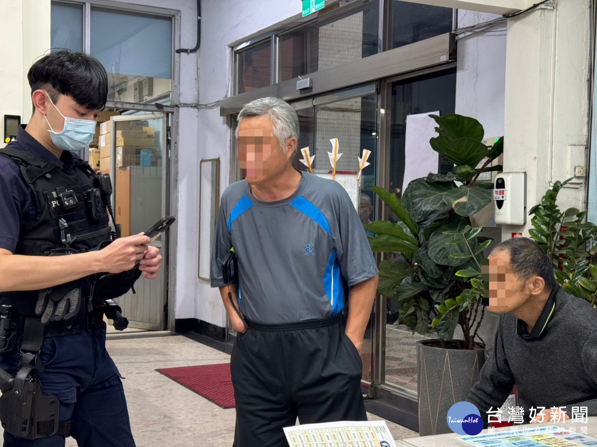老翁巷弄內獨行迷途，警方積極協助平安返家。