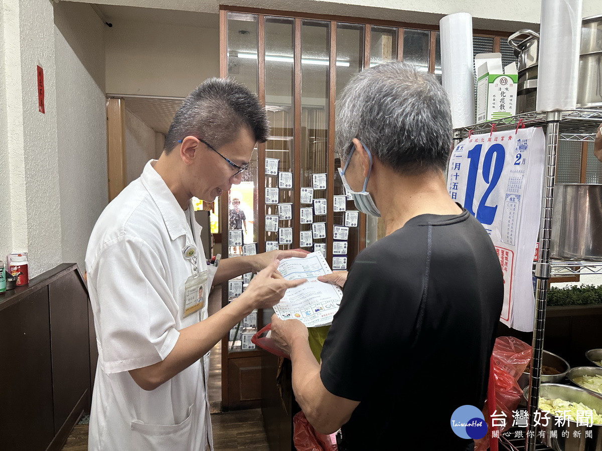 和康藥師林宏益送藥到案家說明應注意事項。（記者扶小萍攝）