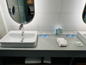 為減少塑膠用品使用，環境部已規定旅宿業者不得提供容量小於180ml之液態盥洗及保養用品以及不得陳列個人衛生用品（如牙刷、牙膏、刮鬍刀、刮鬍膏、梳子及浴帽）供消費者自由取用。（圖/南投縣政府環保局）