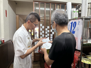 藥師林宏益送藥到府詳細提醒注意事項。（記者扶小萍攝）