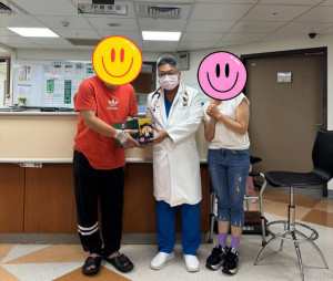 心臟科陳炳榮醫師與病患及家屬。