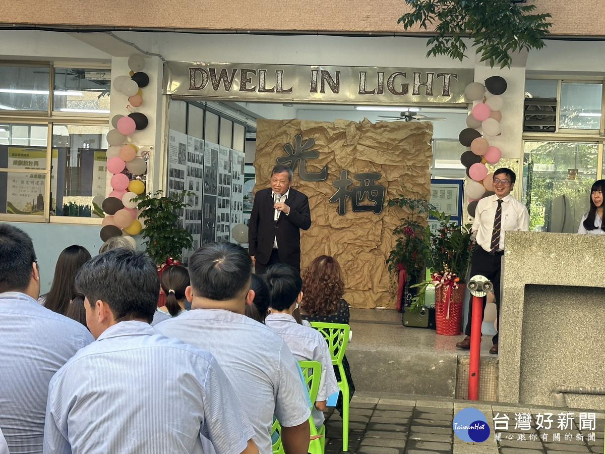 副縣長王瑞德以校友學長鼓勵同學努力向學。（記者扶小萍攝）<br />
