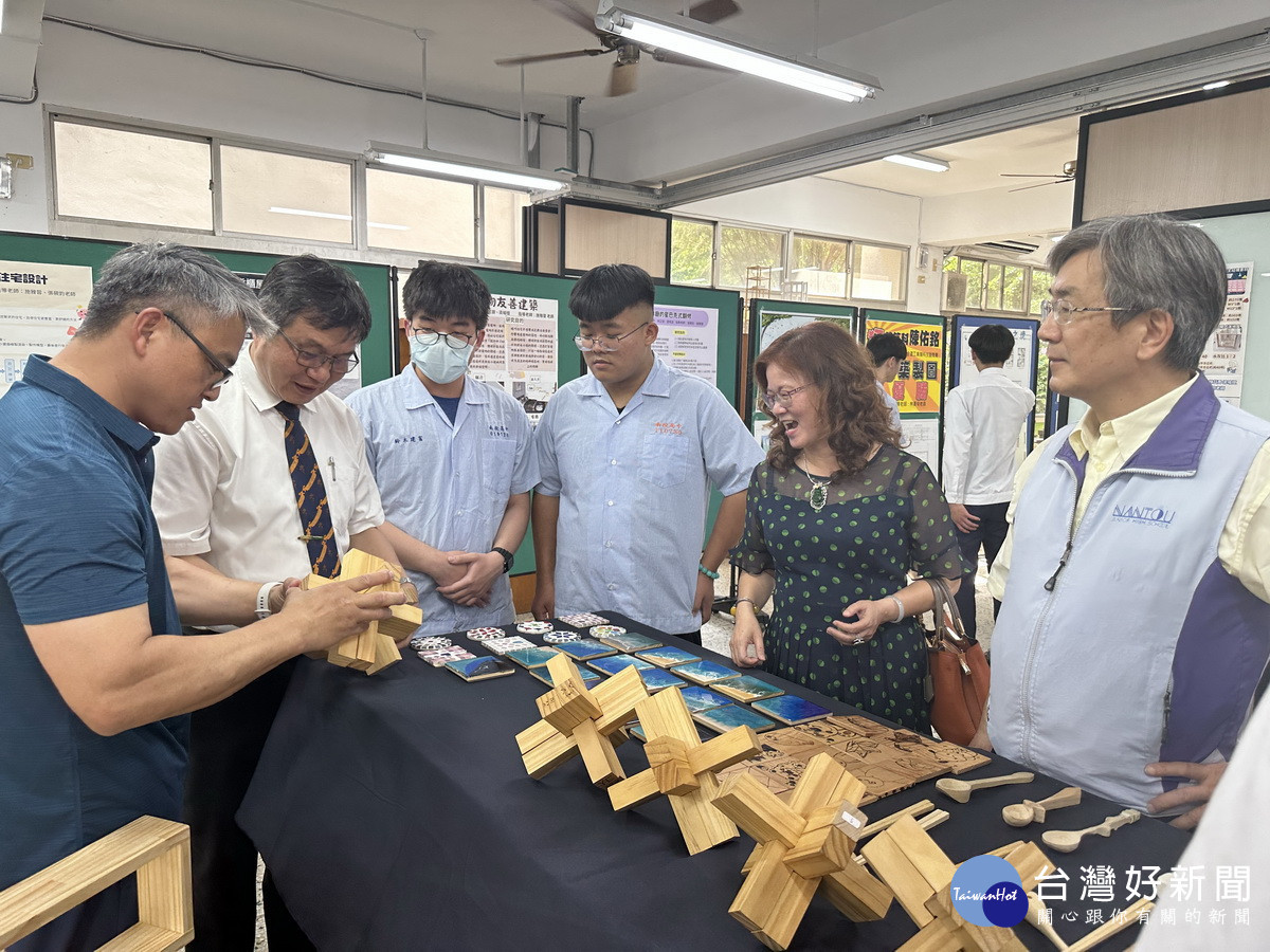 傅校長與來賓觀賞同學作品。（記者扶小萍攝）<br />
<br />
