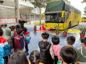 學童實境體驗大型車視野死角　從生活中落實交通安全守護力