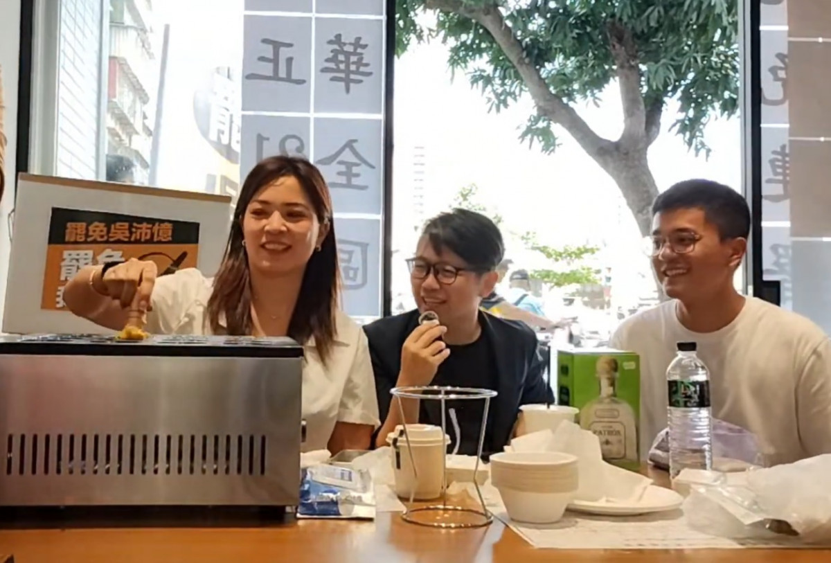 朱凱翔開黃腔，揶揄李孝亮找不到朱立倫，「我還以為你又要攔轎陳情了」、「主席，恕我攔轎」，一旁鍾沛君沒有表現不舒服。（圖／翻攝YOUTUBE）