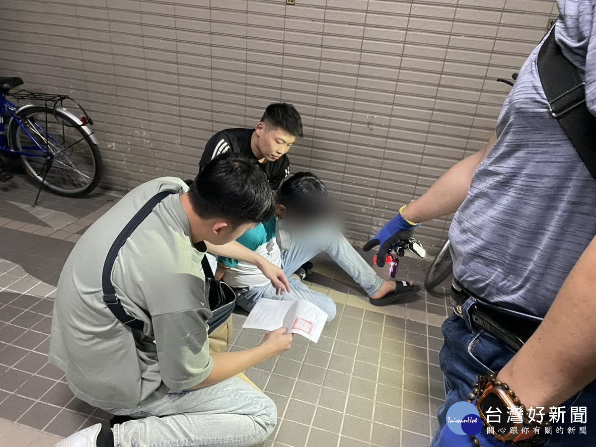警方順利逮獲曾某起出贓證物等。（中興分局提供）