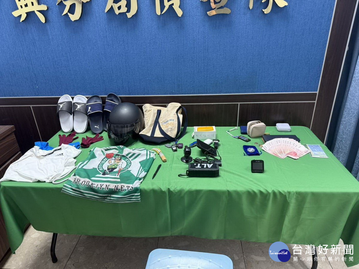 警方起出一批贓證物。（中興分局提供）