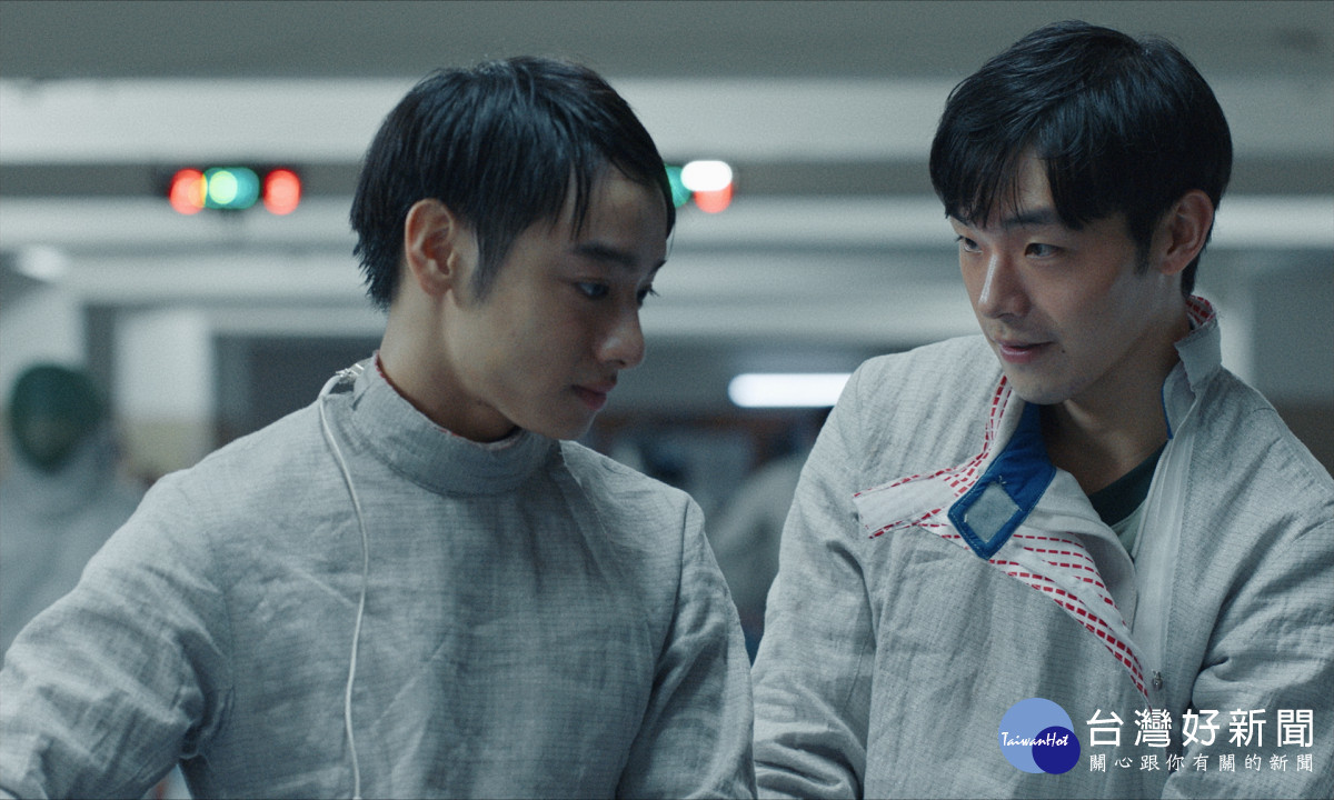 電影《刺心切骨》演員劉修甫(左)於劇中飾演學習擊劍的弟弟溫子滐，入圍台北電影獎最佳新演員。