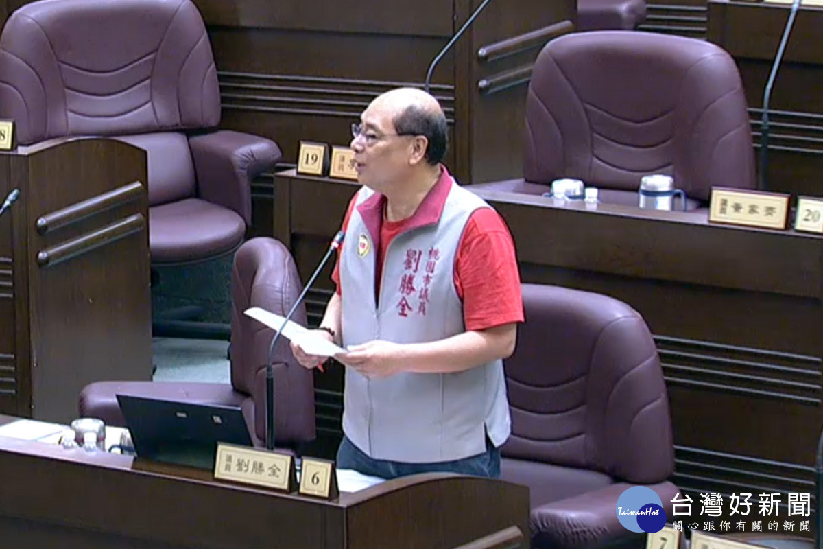 桃園市議員劉勝全於議事堂進行質詢 。<br />
