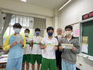 國中教育會考5月17日登場，嘉義市贈考生專屬加油小物「智慧筆袋」及「充電眼罩」／嘉義市政府提供