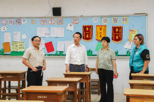 國中教育會考5月17日、18日舉行，縣長翁章梁今（16）日前往東石高中考場視察整備工作／嘉義縣政府提供