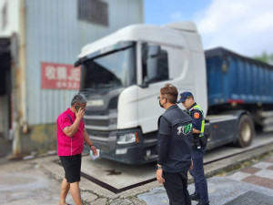 桃園市環境保護局會同龜山分局交通分隊，查獲一輛35噸砂石車違規載運不明剩餘土石方。