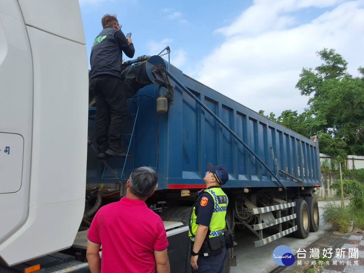 桃園市環境保護局會同龜山分局交通分隊，查獲一輛35噸砂石車違規載運不明剩餘土石方。<br />
<br />
