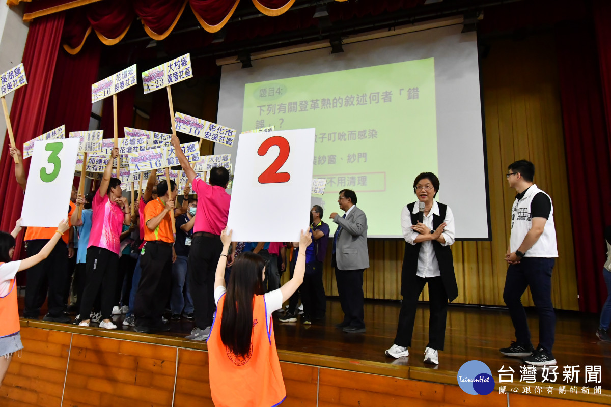 縣長王惠美及與會貴賓與各隊伍推派的志工代表一起進行「環保達人暖身賽」。圖／記者鄧富珍攝