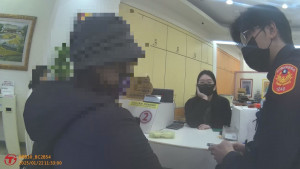 婦人經警方詳細說明後才驚覺受騙，打消匯款念頭。
