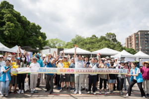健走起跑儀式，代理市長及局長鳴槍示意活動正式開始。