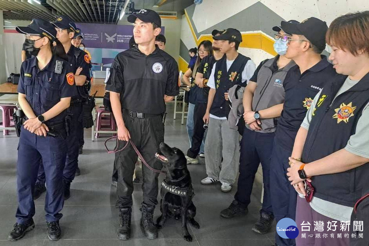 確保2025雙北世界壯年運動會賽事場館安全，蘆竹警分局、警犬隊攜拉布拉多警犬強化反恐安檢。<br />
