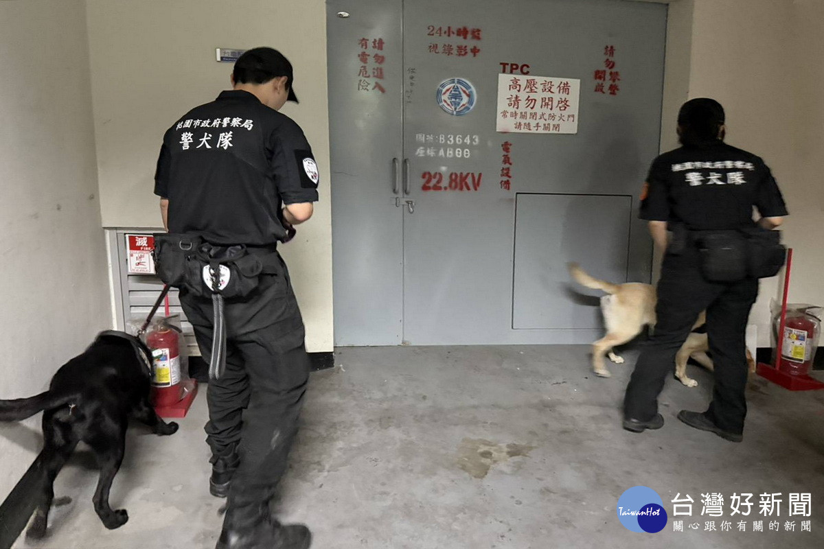 確保2025雙北世界壯年運動會賽事場館安全，蘆竹警分局、警犬隊攜拉布拉多警犬強化反恐安檢。<br />
