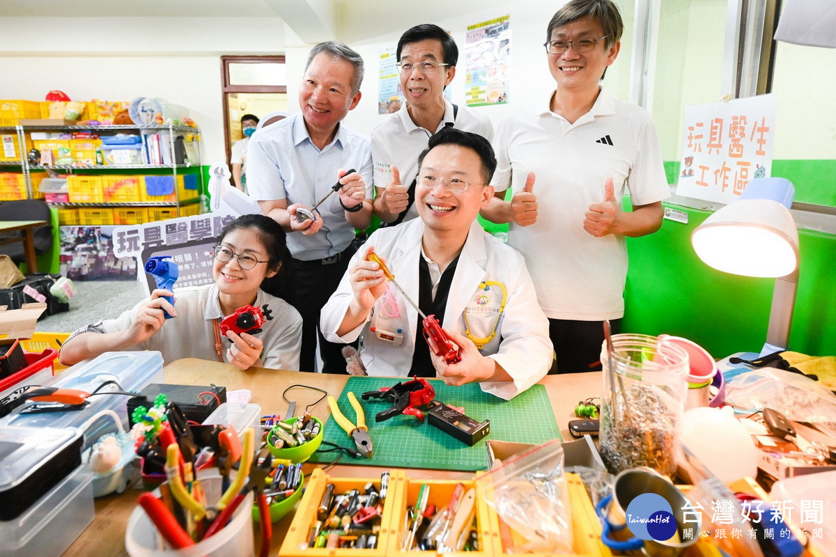 桃園市副市長蘇俊賓動手修玩具，推動孩子們學會讓玩具循環使用。<br />

